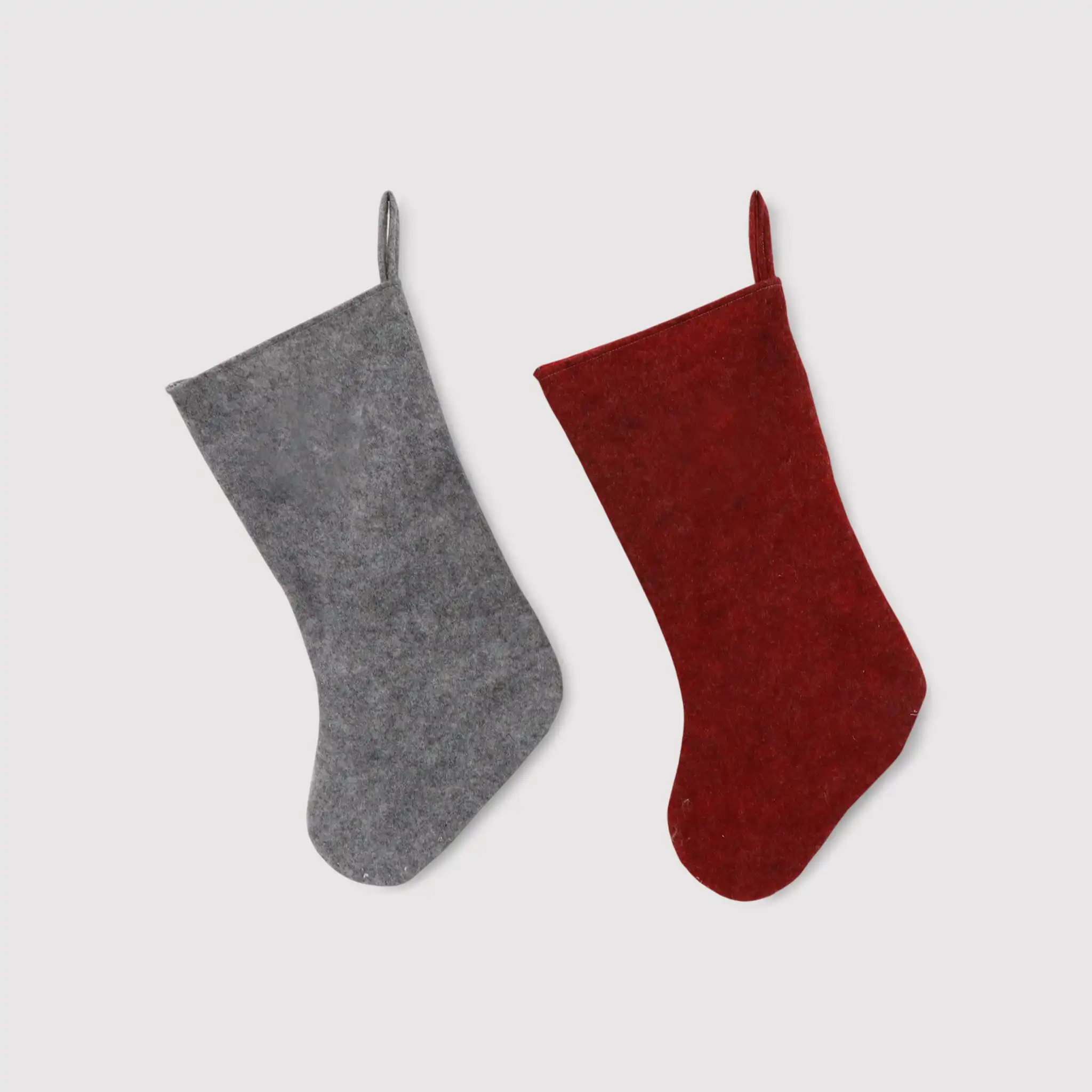 Calze natalizie da appendere in tessuto rosso e grigio - Image 3
