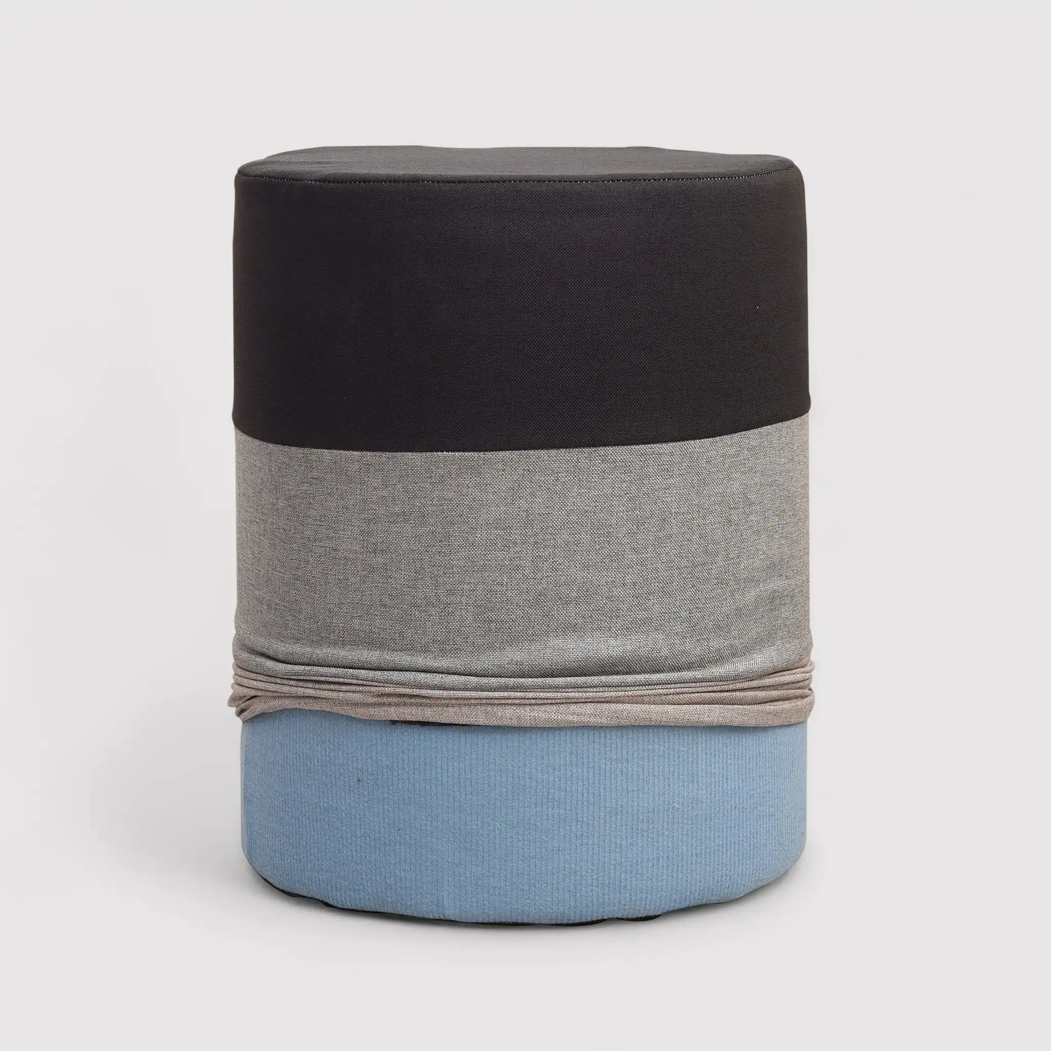 Crassula - Pouf rotondo imbottito a righe nero grigio e beige - Image 3