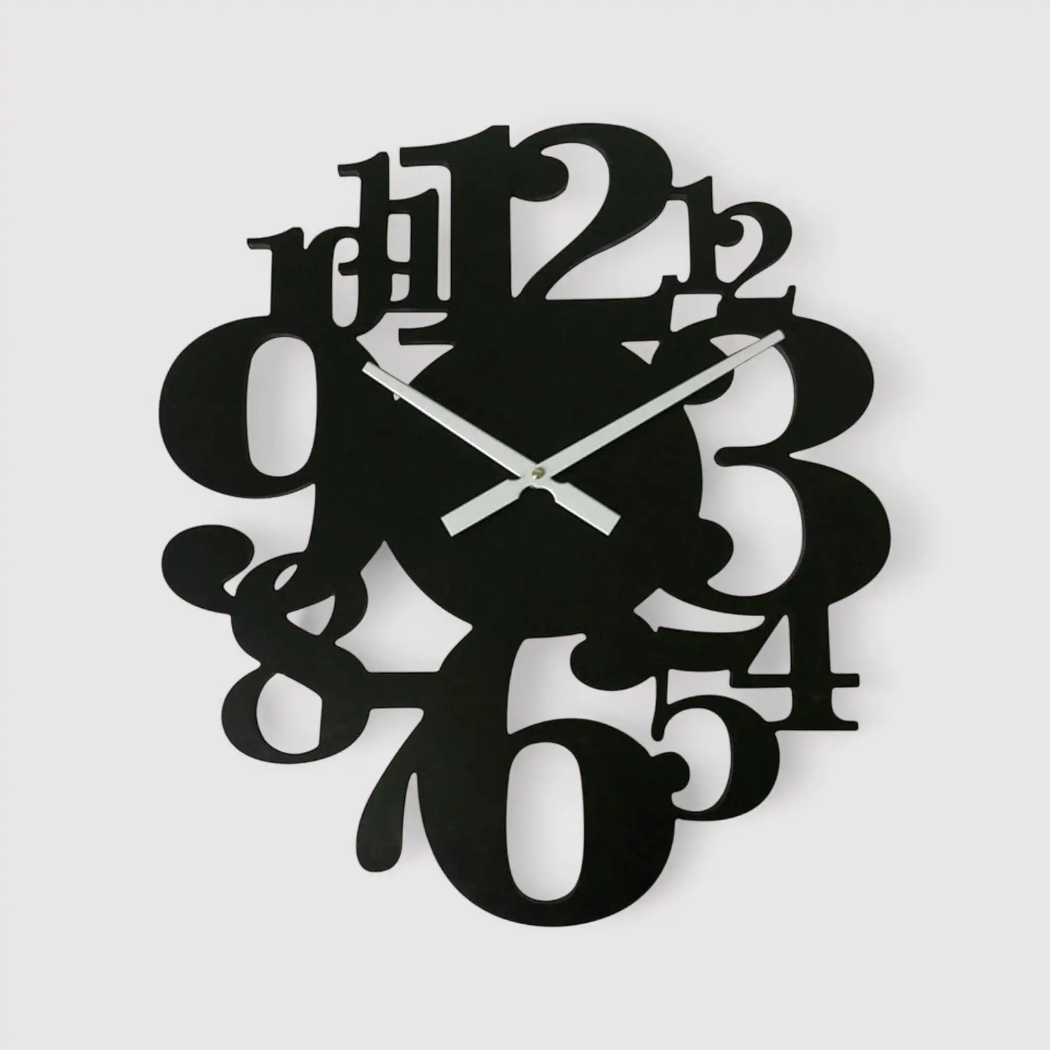 Scabiosa - Orologio da parete nero moderno con numeri sparsi