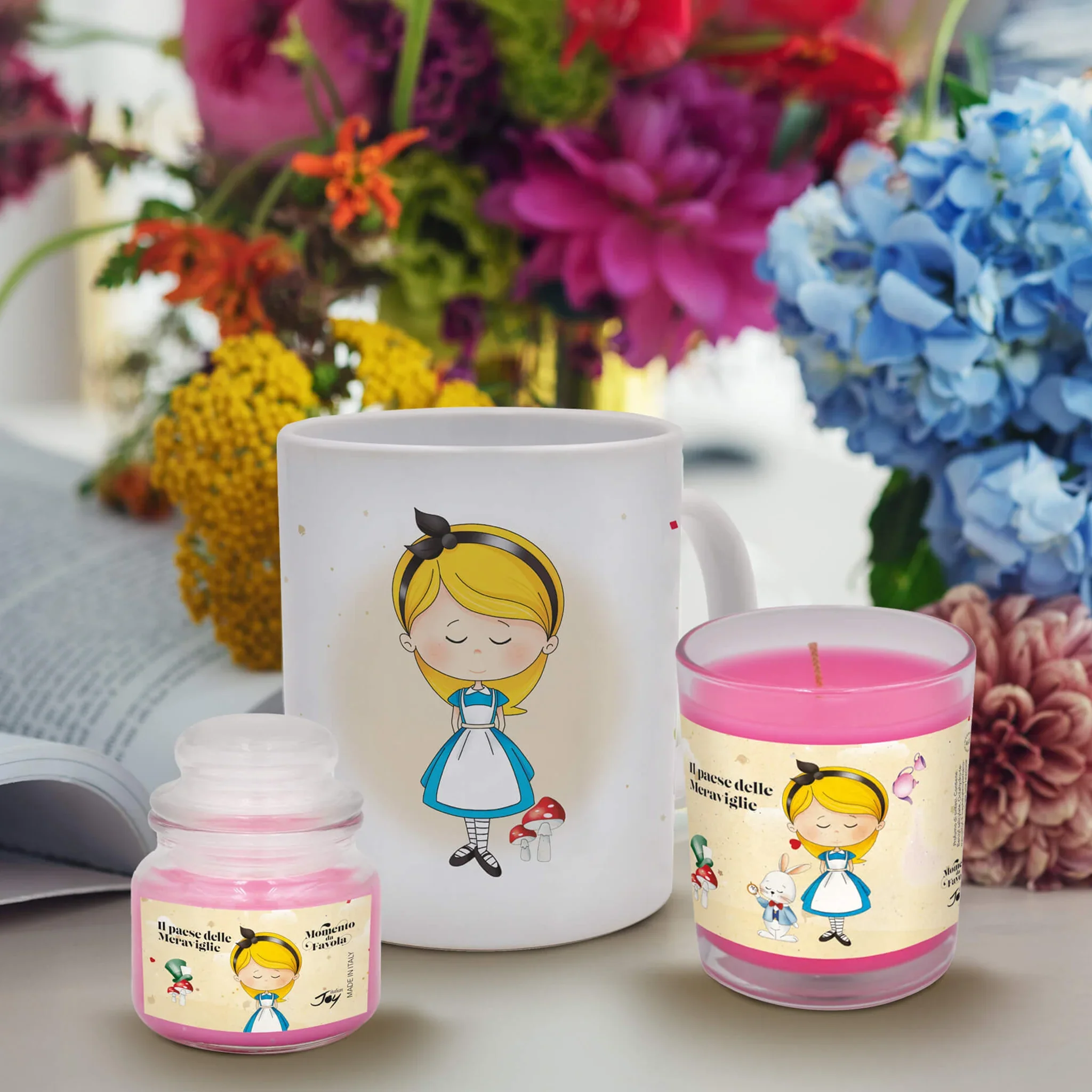 Set tazza tema "Il paese delle meraviglie" e 2 candele profumate fragranza benessere - Image 2